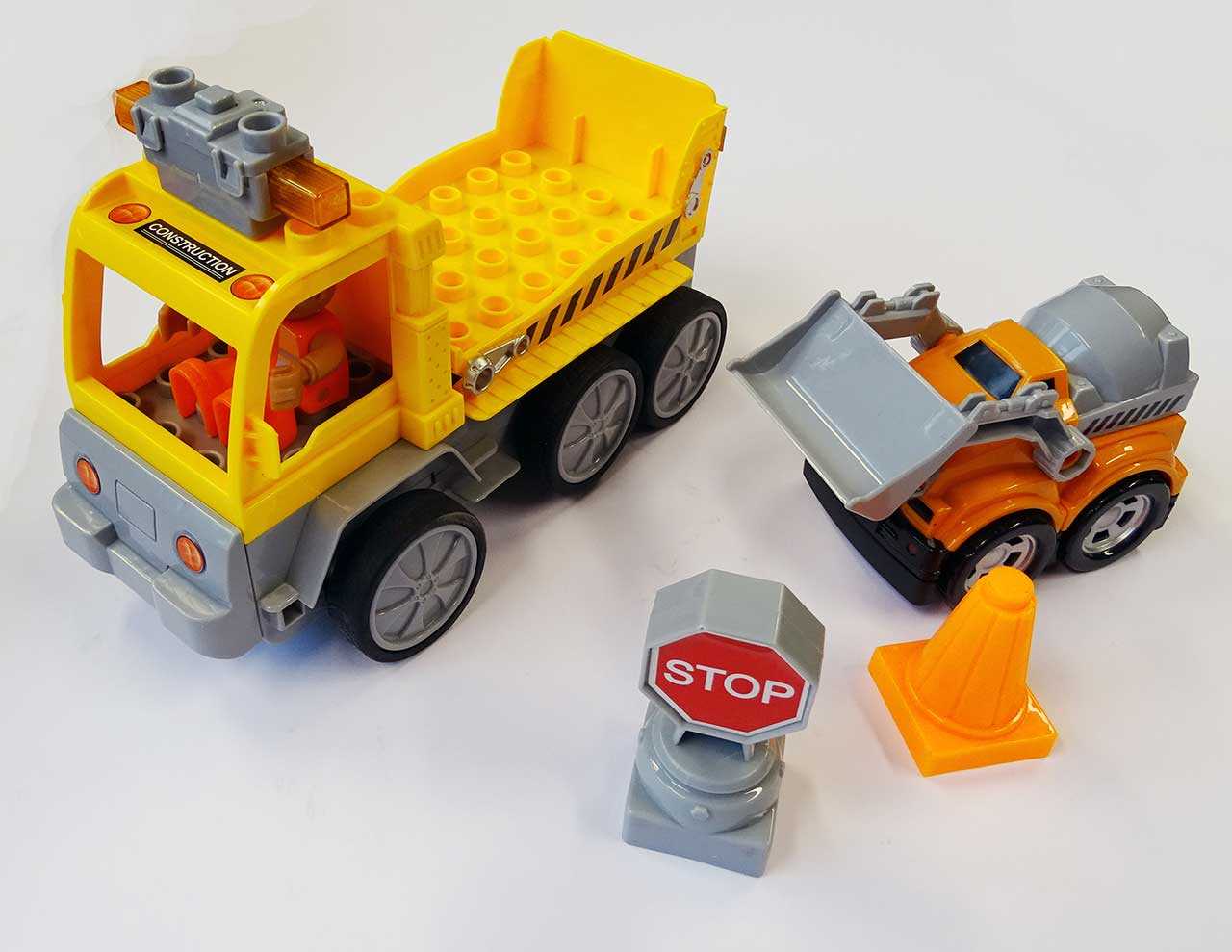 Autíčko REVELL 23003 JUNIOR - Tow Loader with excavator - 40 MHz