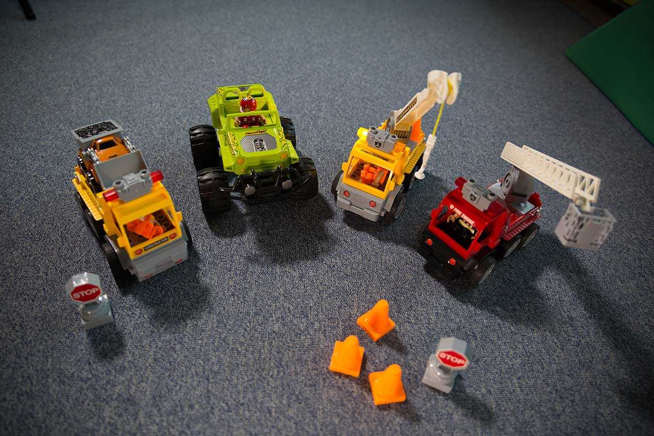 Autíčko REVELL 23003 JUNIOR - Tow Loader with excavator - 40 MHz