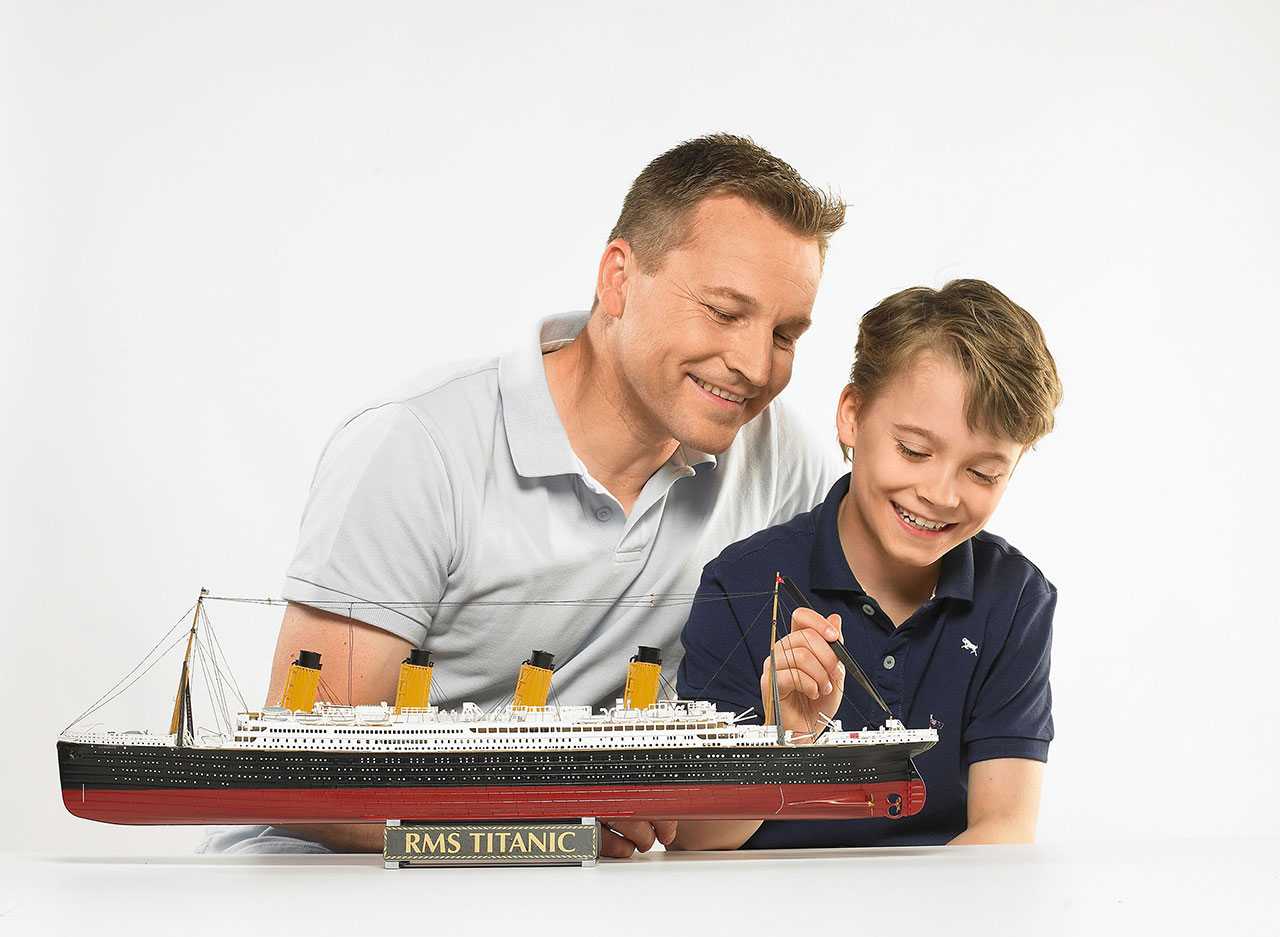 Gift-Set 05715 - R.M.S. Titanic - 100th anniversary edition (1:400)