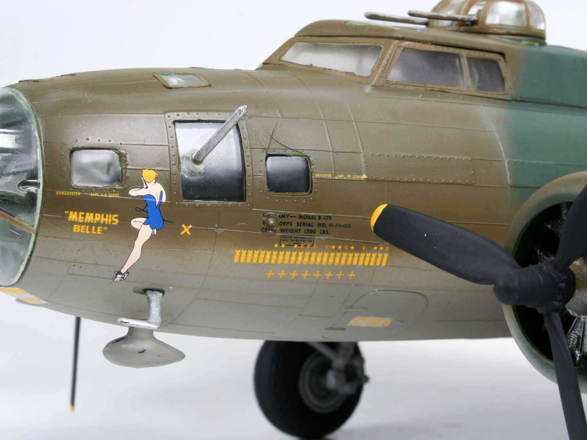 Plastic ModelKit letadlo 04279 - B-17F "Memphis Belle" (1:72)