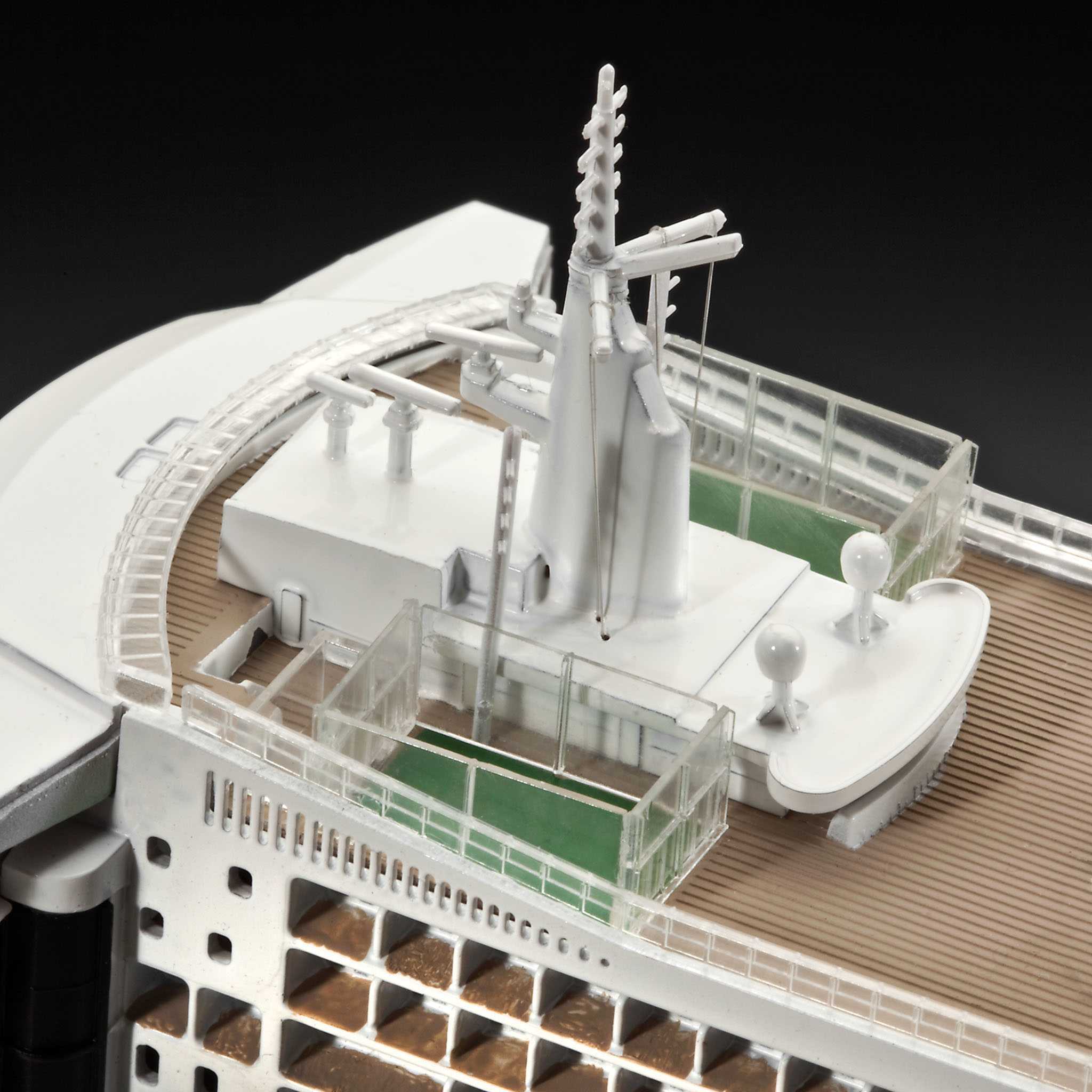 Plastic ModelKit loď 05231 - Queen Mary 2 (1:700)