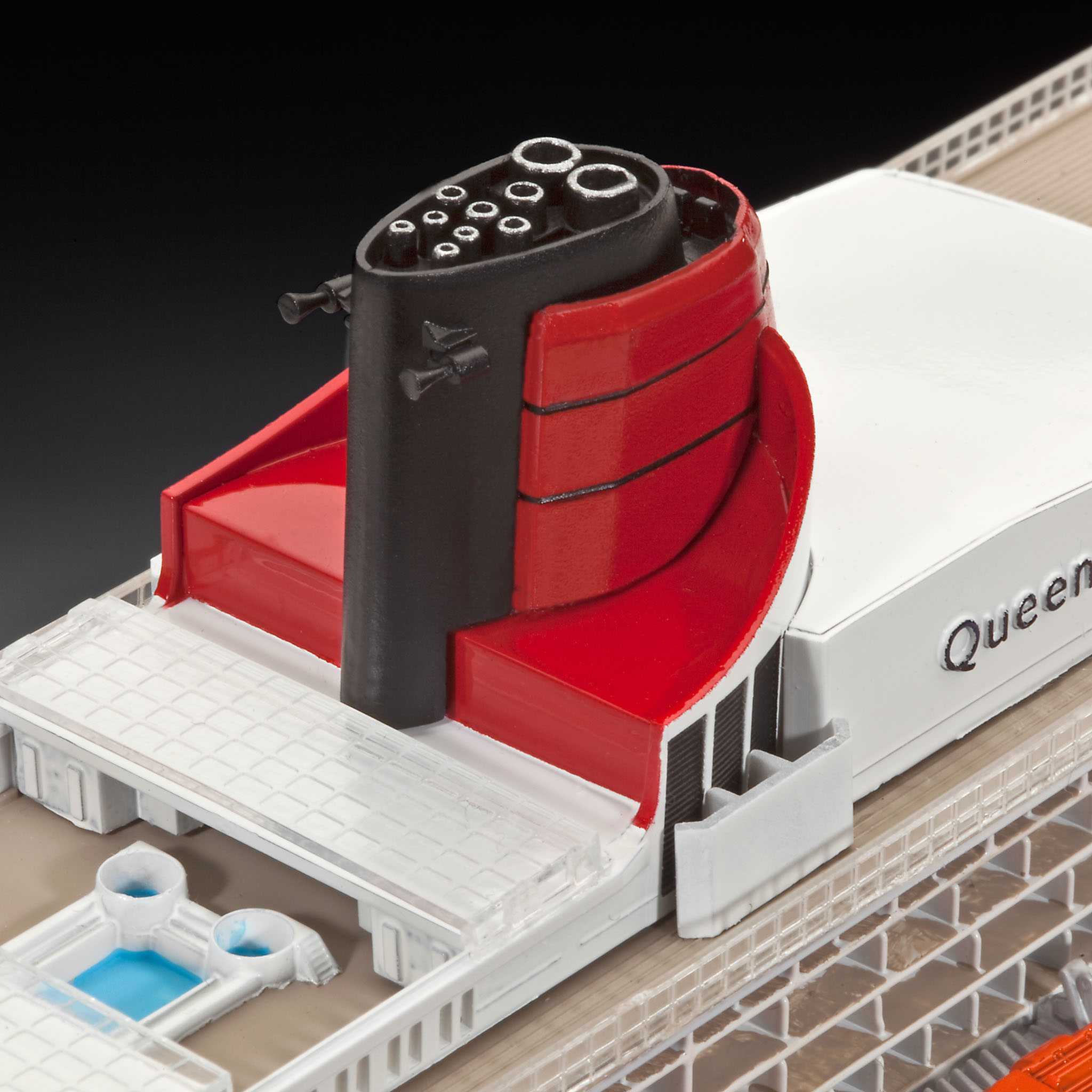 Plastic ModelKit loď 05231 - Queen Mary 2 (1:700)