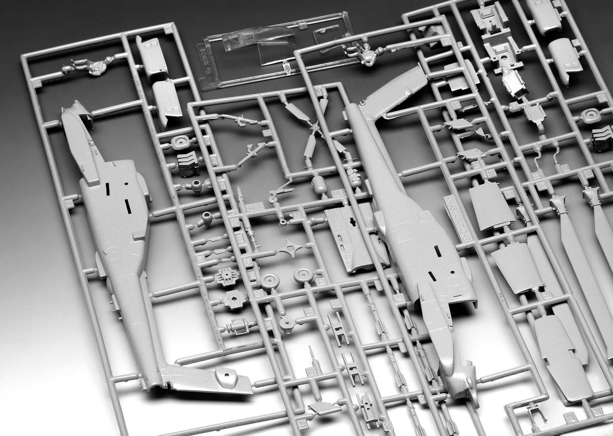 Plastic ModelKit vrtulník 03824 - AH-64A Apache (1:72)