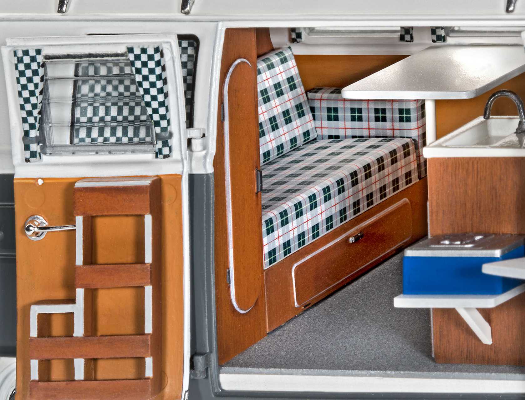 Plastic ModelKit auto 07674 - VW T1 Camper (1:24)